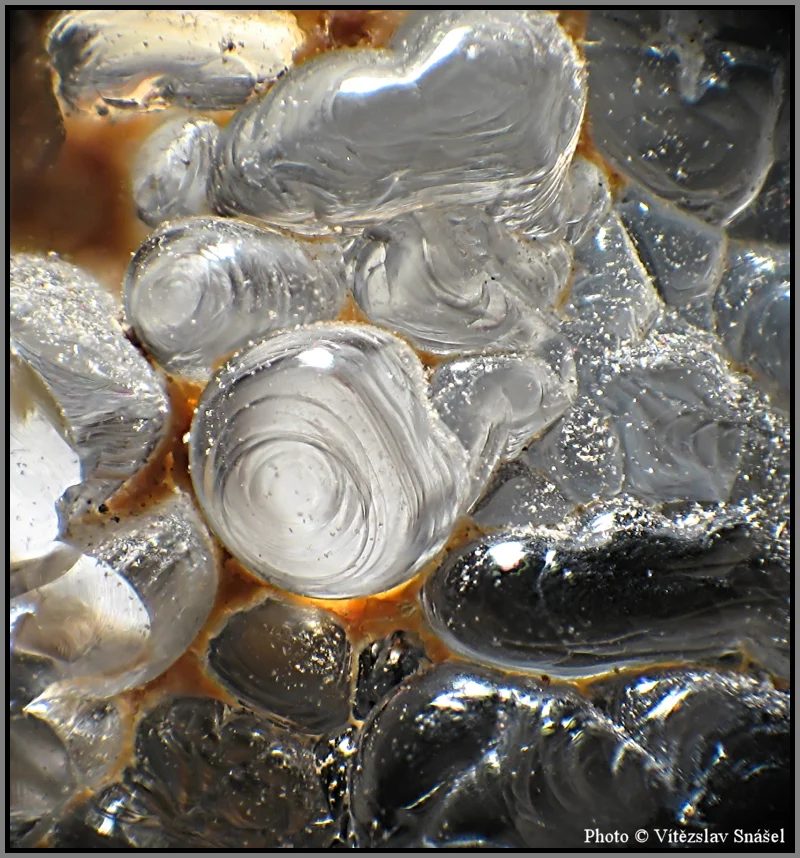 Fotografie minerálu Opál (var. hyalit) z lokality Valeč, Czech Republic