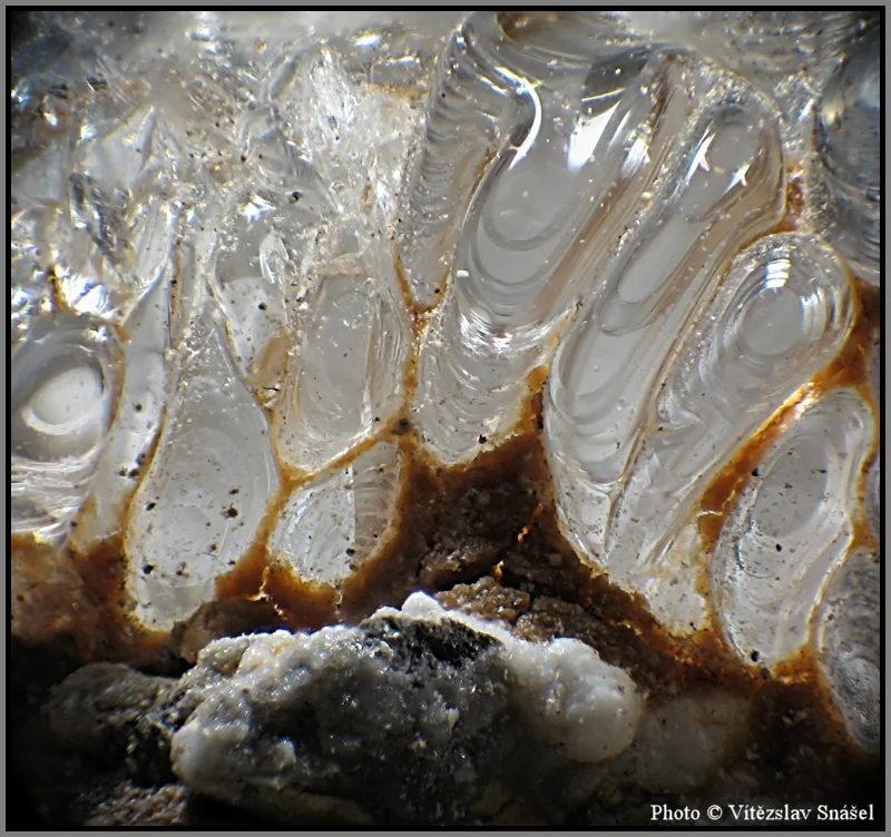 Fotografie minerálu Opál (var. hyalit) z lokality Valeč, Czech Republic
