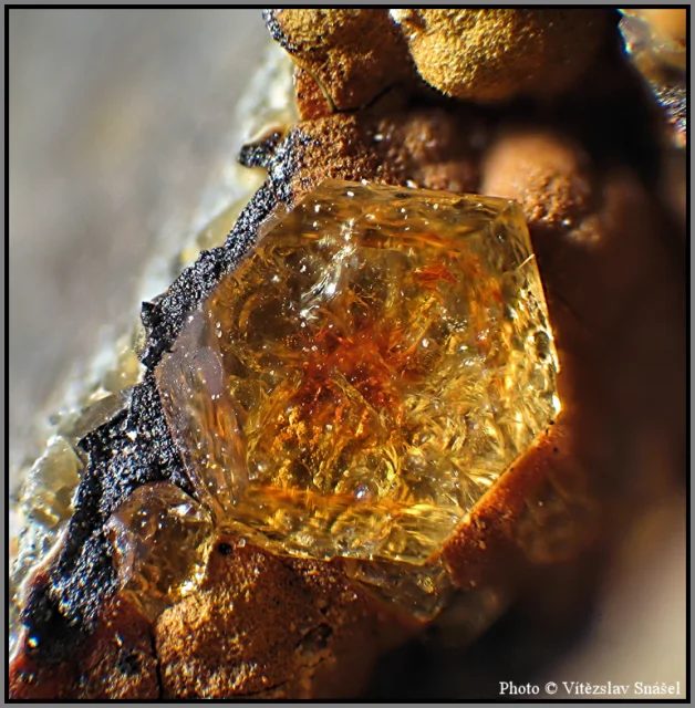 Fotografie minerálu Paulingit-(Ca) z lokality Vinařice, Czech Republic