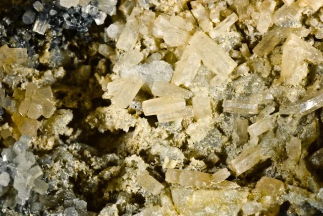 Fotografie minerálu Pyromorfit z lokality Oloví, Czech Republic