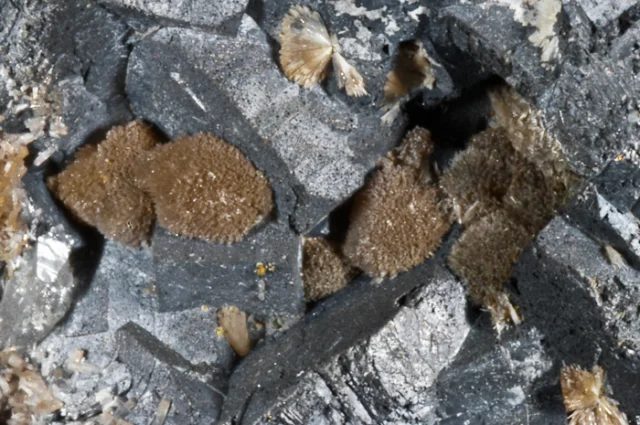Fotografie minerálu Pyromorfit z lokality Stříbro, Czech Republic