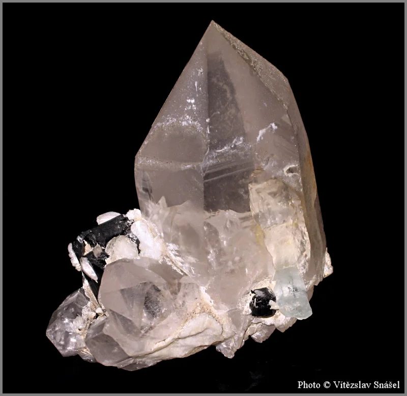 Fotografie minerálů Beryl (var. akvamarín), Křemen, Skoryl z lokality Shigar District, Gilgit-Baltistan, Pakistan