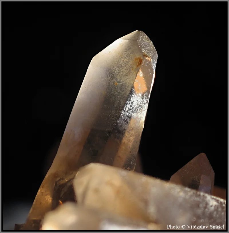 Fotografie minerálu Křemen (var. záhněda) z lokality Dolní Bory, Czech Republic