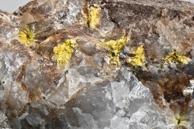 Fotografie minerálu Russelit z lokality Hubský peň, Krásno, Czech Republic
