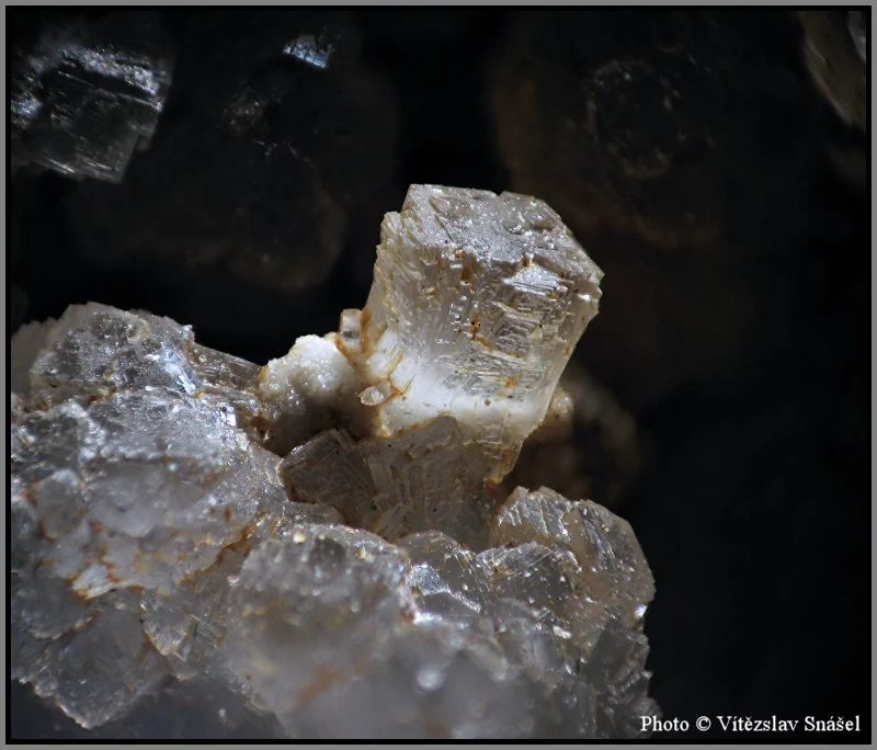 Fotografie minerálu Thomsonit-(Ca) z lokality Folknáře, Czech Republic