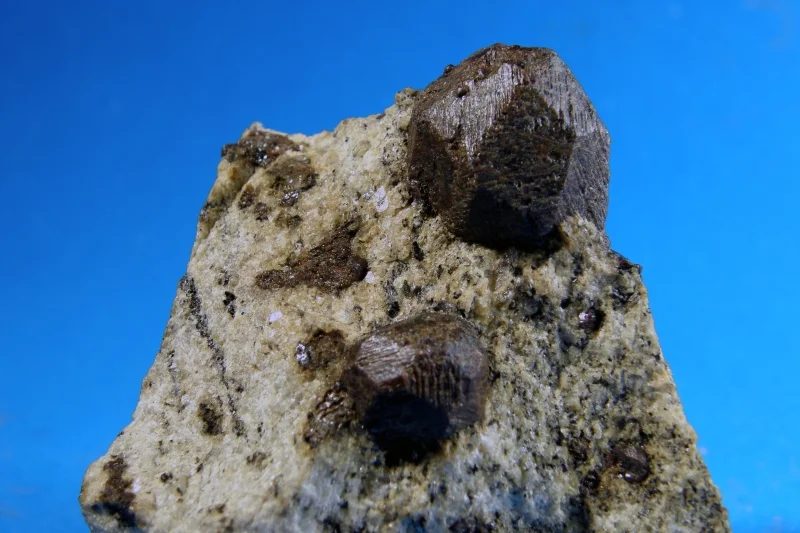 Fotografie minerálu Almandin z lokality Malenice u Volyně, Czech Republic