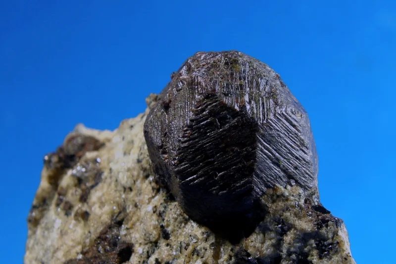 Fotografie minerálu Almandin z lokality Malenice u Volyně, Czech Republic