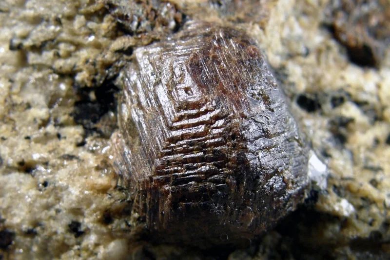 Fotografie minerálu Almandin z lokality Malenice u Volyně, Czech Republic