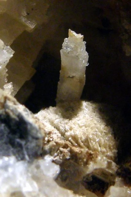 Fotografie minerálu Ceruzit z lokality Stříbro, Czech Republic