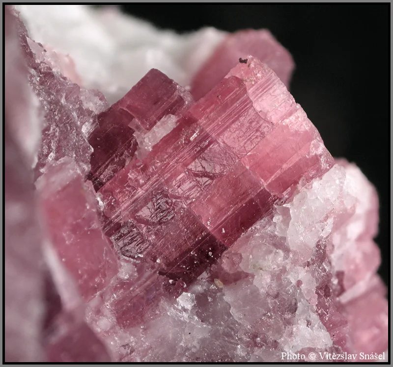 Fotografie minerálu Elbait (var. rubelit) z lokality Minas Gerais, Brazil