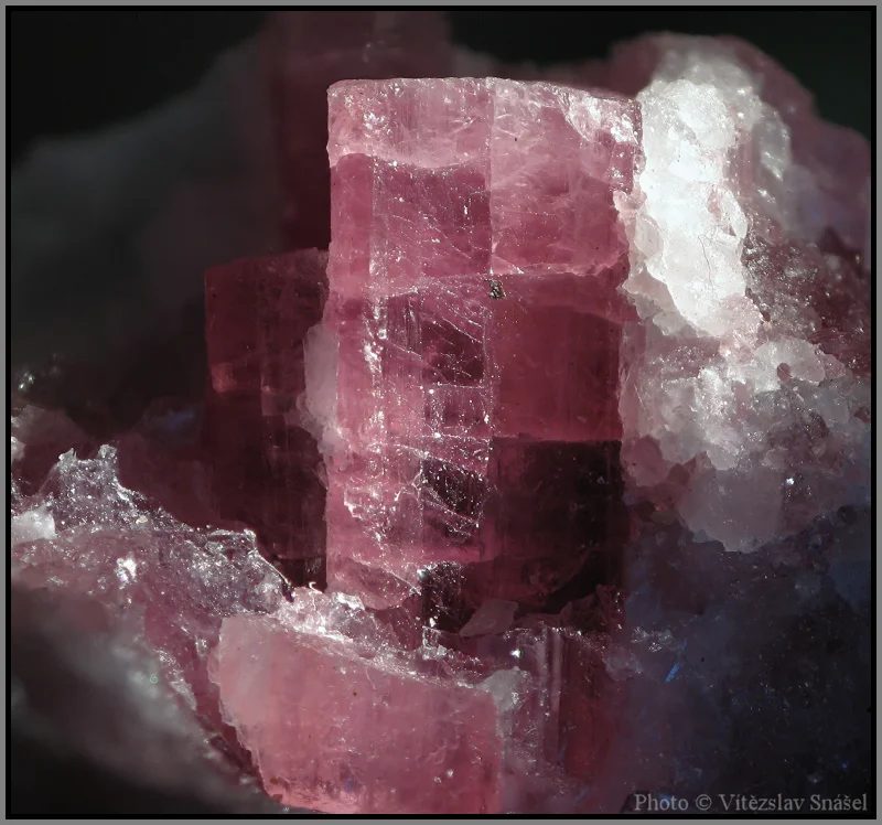 Fotografie minerálu Elbait (var. rubelit) z lokality Minas Gerais, Brazil