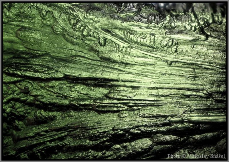 Fotografie minerálu Vltavín z lokality Slavče, Czech Republic