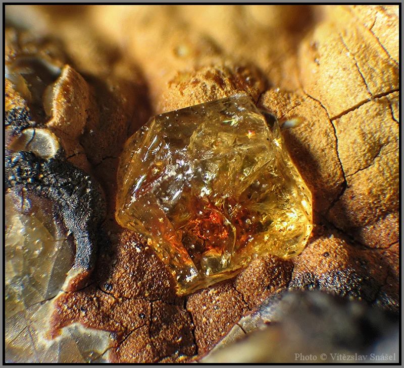 Fotografie minerálu Paulingit-(Ca) z lokality Vinařice, Czech Republic