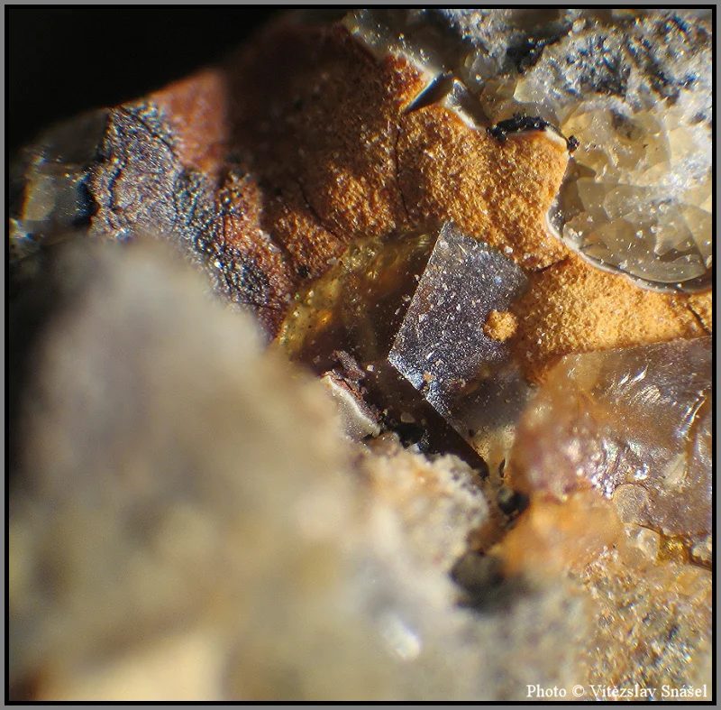 Fotografie minerálu Paulingit-(Ca) z lokality Vinařice, Czech Republic