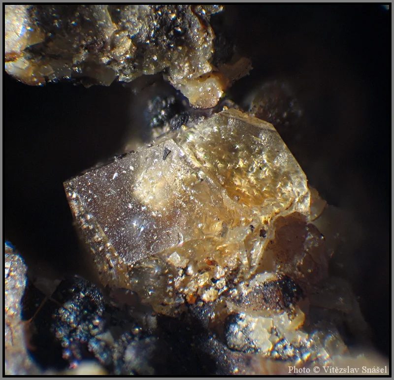 Fotografie minerálu Paulingit-(Ca) z lokality Vinařice, Czech Republic