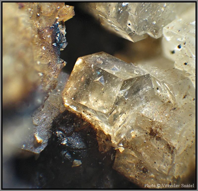 Fotografie minerálu Phillipsit-(Ca) z lokality Vinařice, Czech Republic