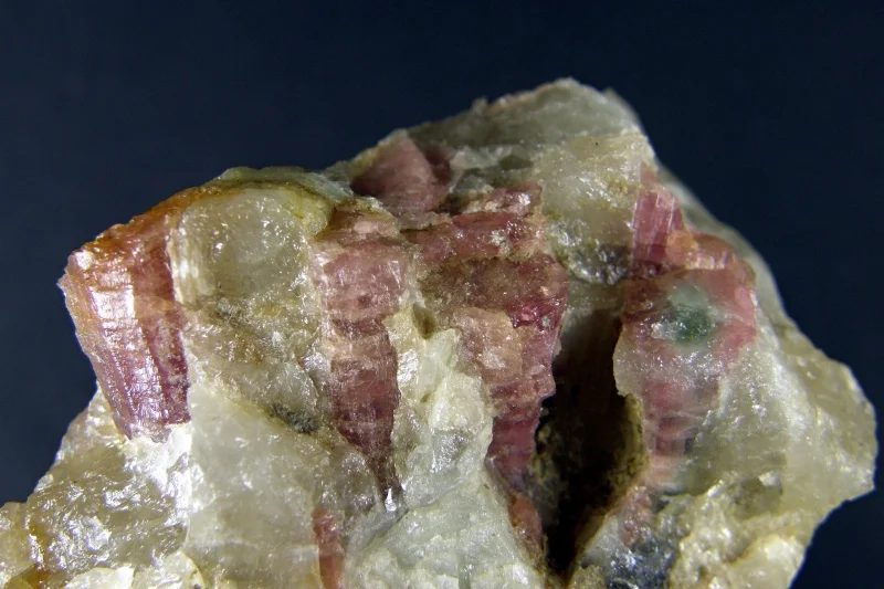 Fotografie minerálu Elbait (var. rubelit) z lokality Nová Ves, Czech Republic