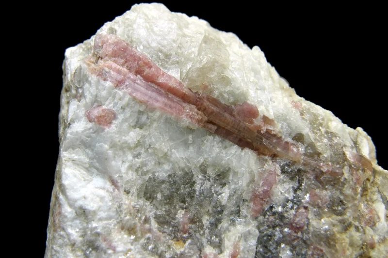 Fotografie minerálu Elbait (var. rubelit) z lokality Nová Ves, Czech Republic