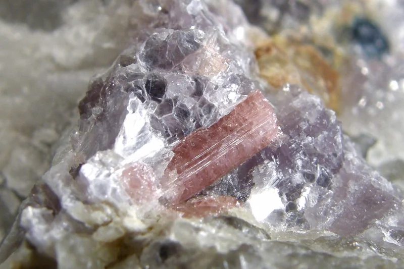 Fotografie minerálů Elbait (var. rubelit), Lepidolit z lokality Nová Ves, Czech Republic