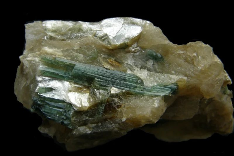Fotografie minerálu Elbait (var. verdelit) z lokality Nová Ves, Czech Republic