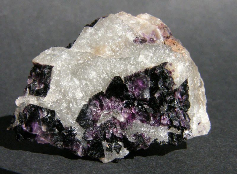 Fotografie minerálu Fluorit z lokality Zlatý Kopec, Czech Republic