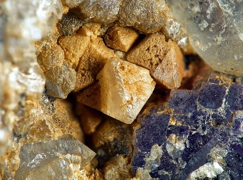 Fotografie minerálu Scheelit z lokality Krupka, Czech Republic
