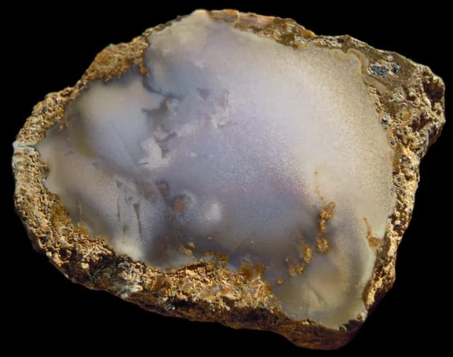 Fotografie minerálu Křemen (var. chalcedon) z lokality Ahníkov, Czech Republic