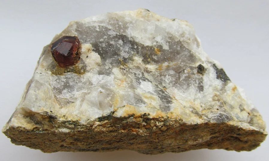 Fotografie minerálu Almandin z lokality Strakov, Czech Republic