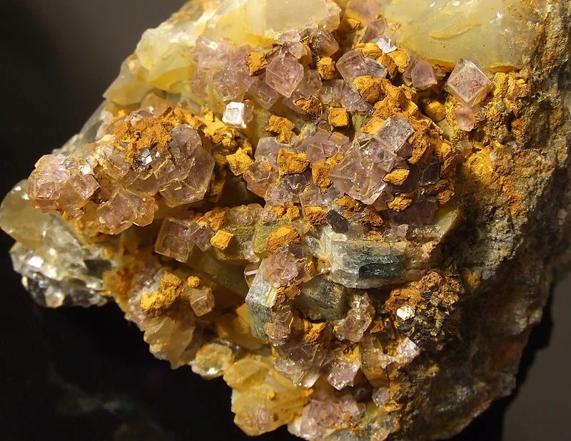 Fotografie minerálů Fluorapatit, Fluorit z lokality Krupka, Czech Republic