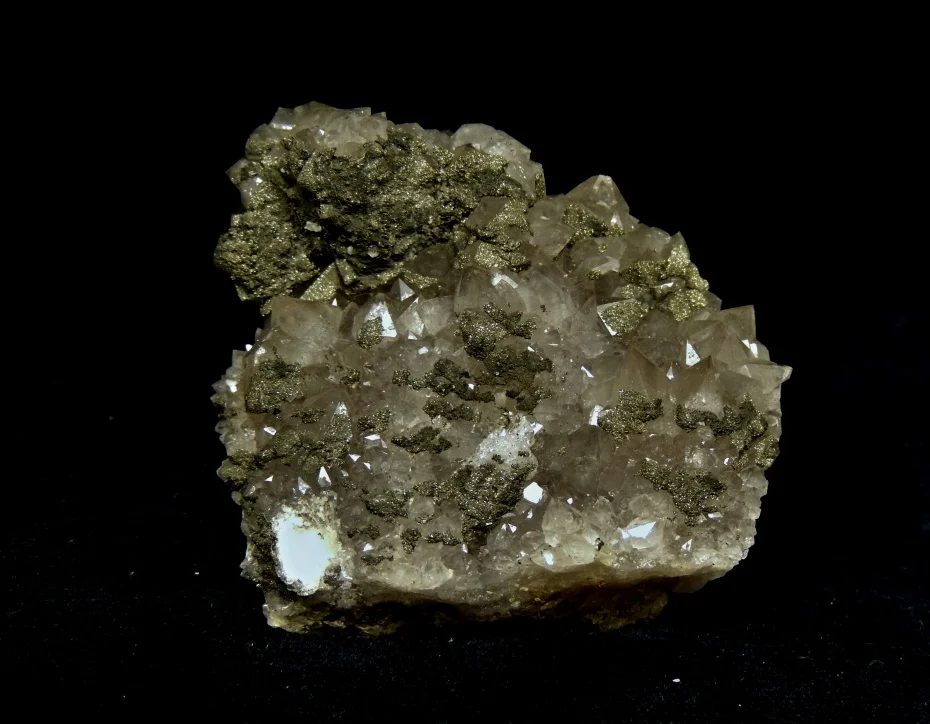 Fotografie minerálů Pyrit, Křemen z lokality Běstvina, Czech Republic
