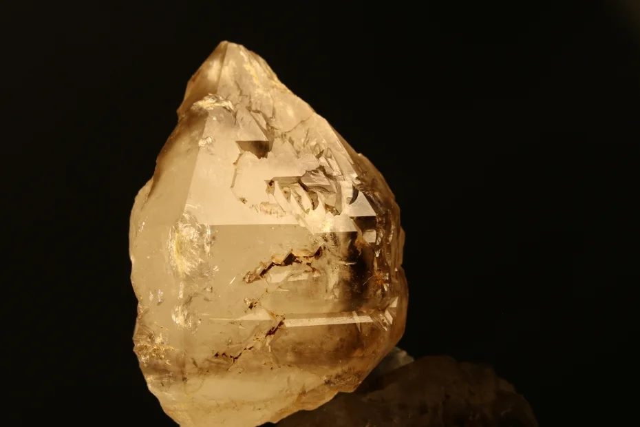 Fotografie minerálu Křemen (var. záhněda) z lokality Bory, Czech Republic