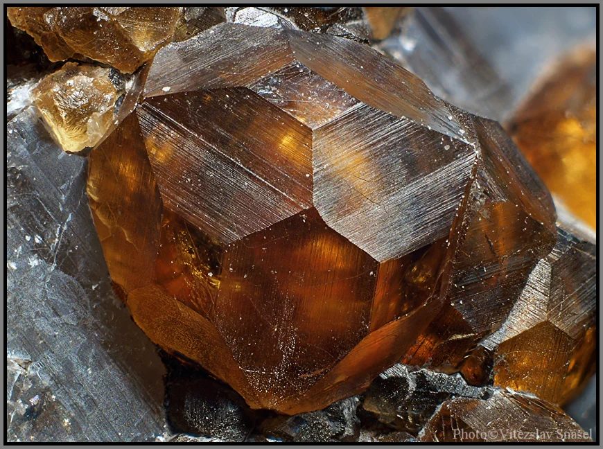 Fotografie minerálu Spessartin z lokality Wushan Spessartine Mine, Fujian, China