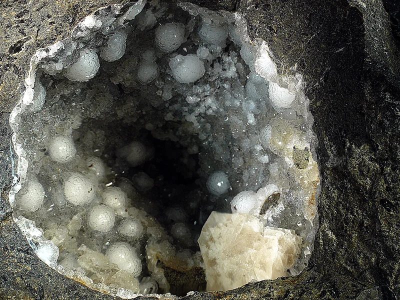 Fotografie minerálu Thomsonit z lokality Folknáře, Czech Republic