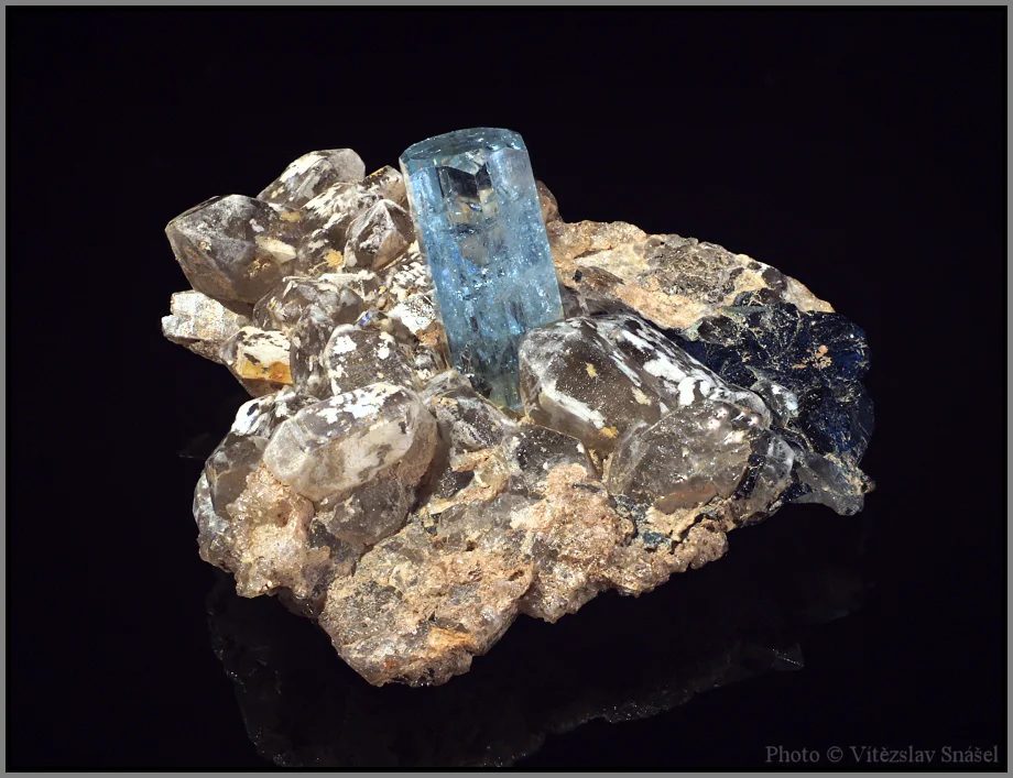 Fotografie minerálu Beryl (var. akvamarín) z lokality Erongo, Namibia