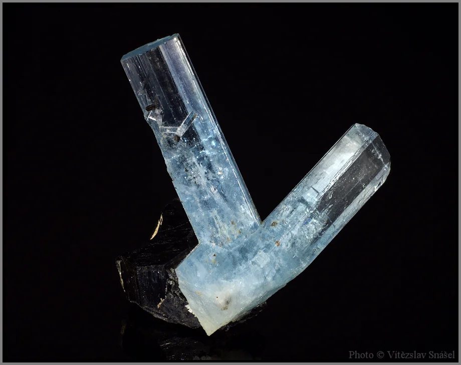 Fotografie minerálů Beryl (var. akvamarín), Skoryl z lokality Erongo, Namibia