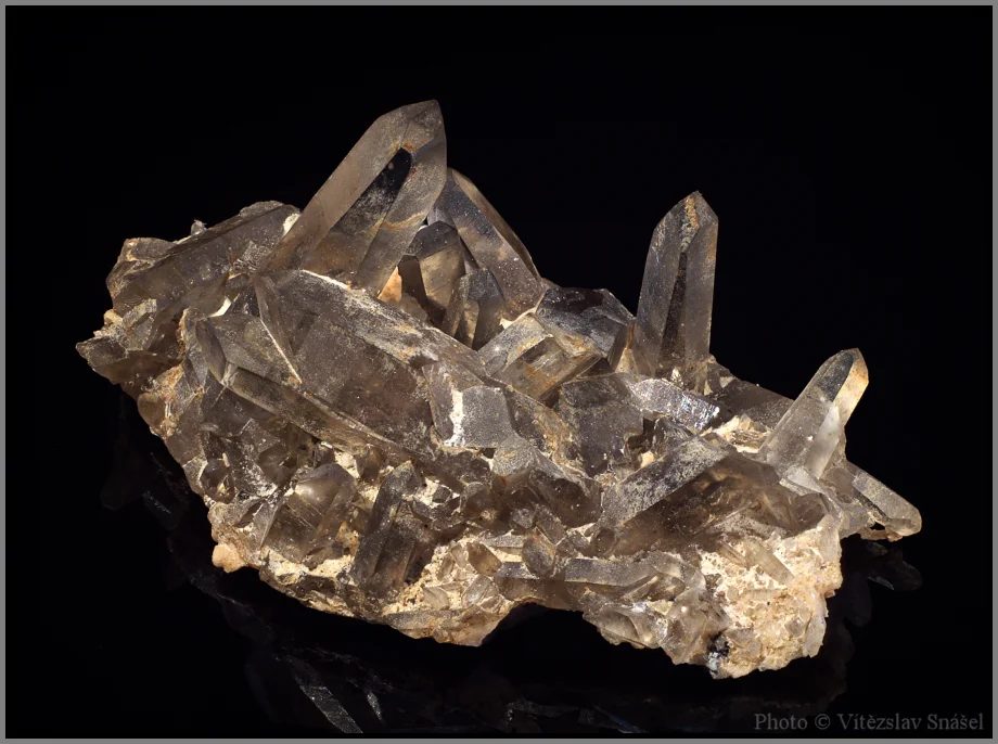 Fotografie minerálu Křemen (var. záhněda) z lokality Dolní Bory, Czech Republic