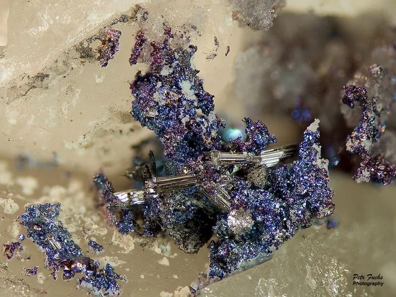 Fotografie minerálů Bizmut, Bizmutinit z lokality Krupka, Czech Republic
