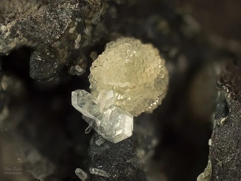Fotografie minerálu Harmotom z lokality Česká Lípa, Czech Republic