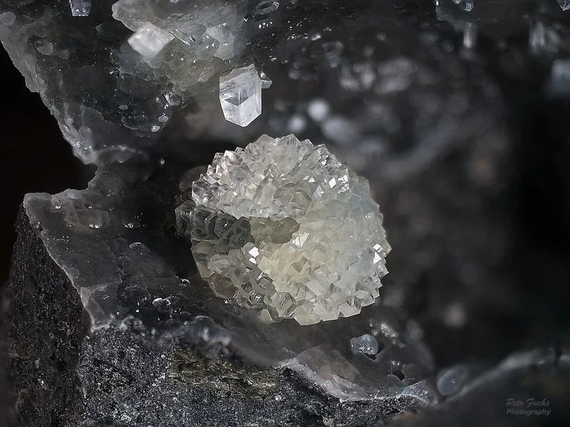 Fotografie minerálů Harmotom, Offrétit z lokality Česká Lípa, Czech Republic