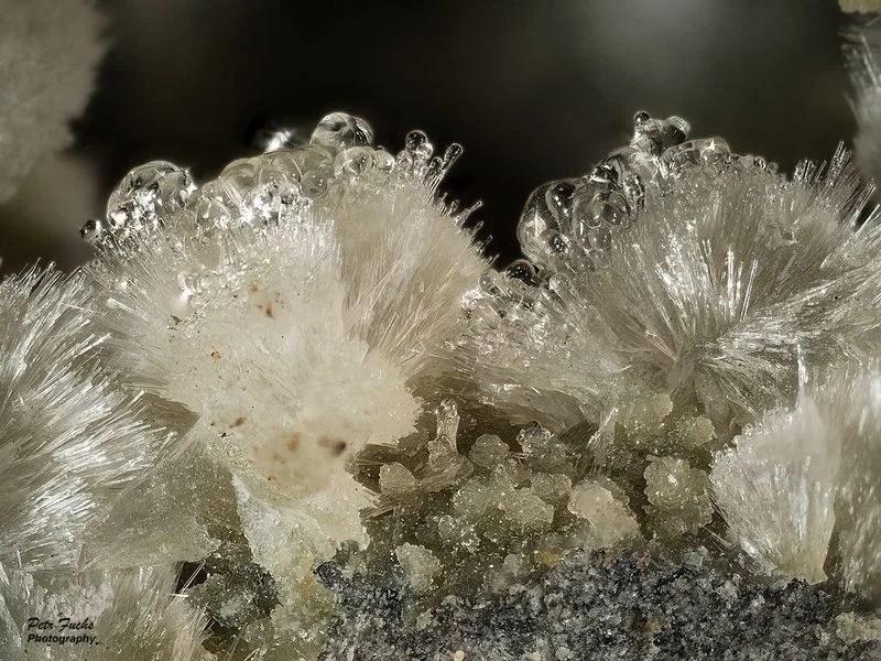 Fotografie minerálů Natrolit, Opál (var. hyalit) z lokality Pohorsko, Czech Republic