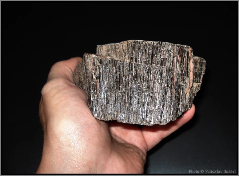 Fotografie minerálu Skoryl z lokality Smolné Pece, Czech Republic