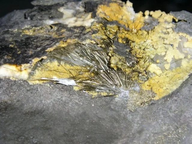 Fotografie minerálu Millerit z lokality Staříč, Czech Republic