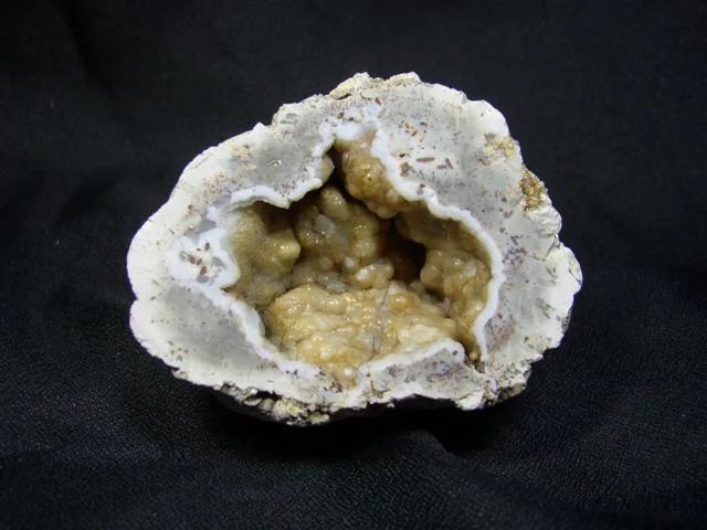 Fotografie minerálu Křemen (var. chalcedon) z lokality Byšta, Slovakia