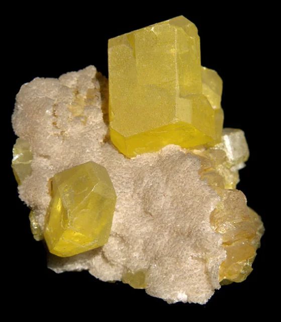 Fotografie minerálu Síra z lokality Miniera Cianciane, Sicílie, Italy