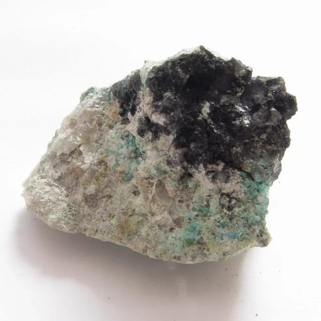 Fotografie minerálů Brochantit, Tennantit z lokality Cínovec, Czech Republic