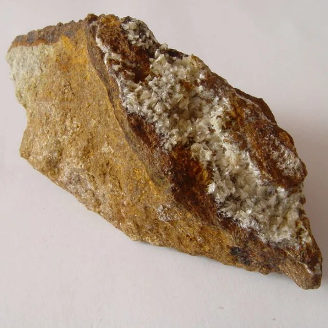Fotografie minerálu Wavellit z lokality Cerhovice, Czech Republic