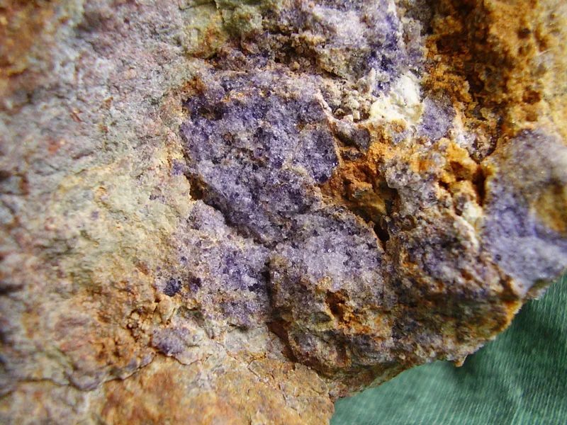 Fotografie minerálu Fluorit z lokality Hora Svatého Šebestiána, Czech Republic