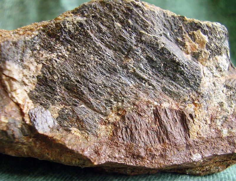 Fotografie minerálu Hornblend z lokality Výsluní, Czech Republic