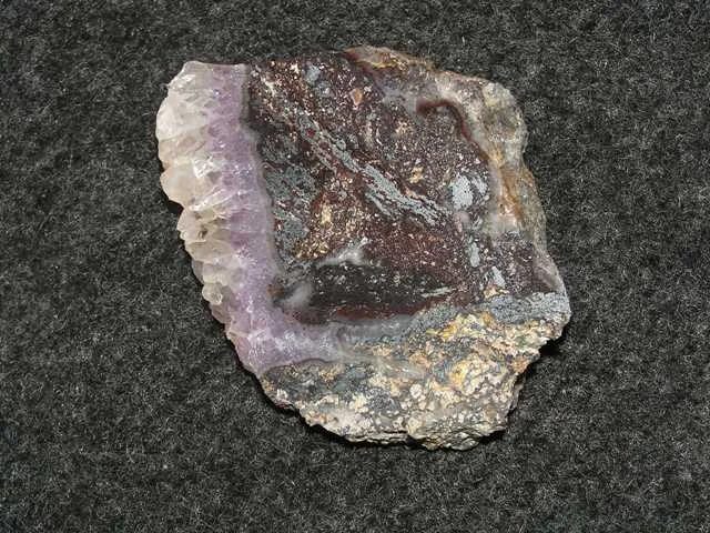 Fotografie minerálu Křemen (var. ametyst) z lokality Černý Potok, Czech Republic