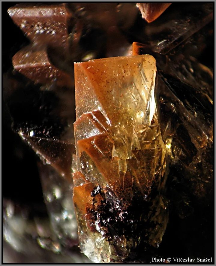 Fotografie minerálu Adamin z lokality Ojuela Mine, Mexico